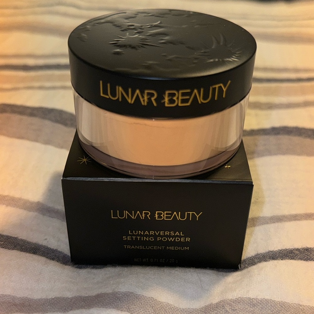 New Lunar Beauty Lunarversal setting powder in translucent medium